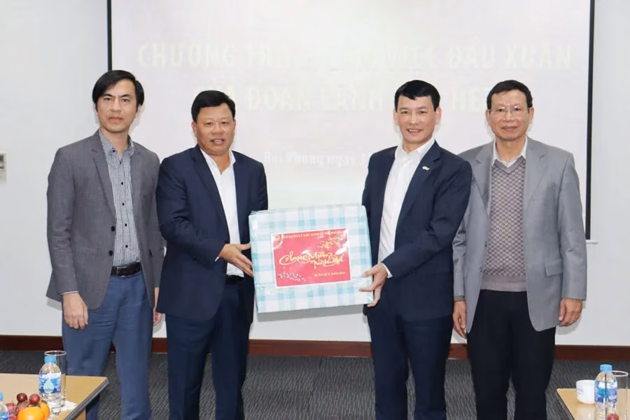 Ban Quản lý Khu Kinh tế Hải&nbsp;Phòng thăm, tặng quà một số doanh nghiệp nhân dịp đầu năm mới 2023
