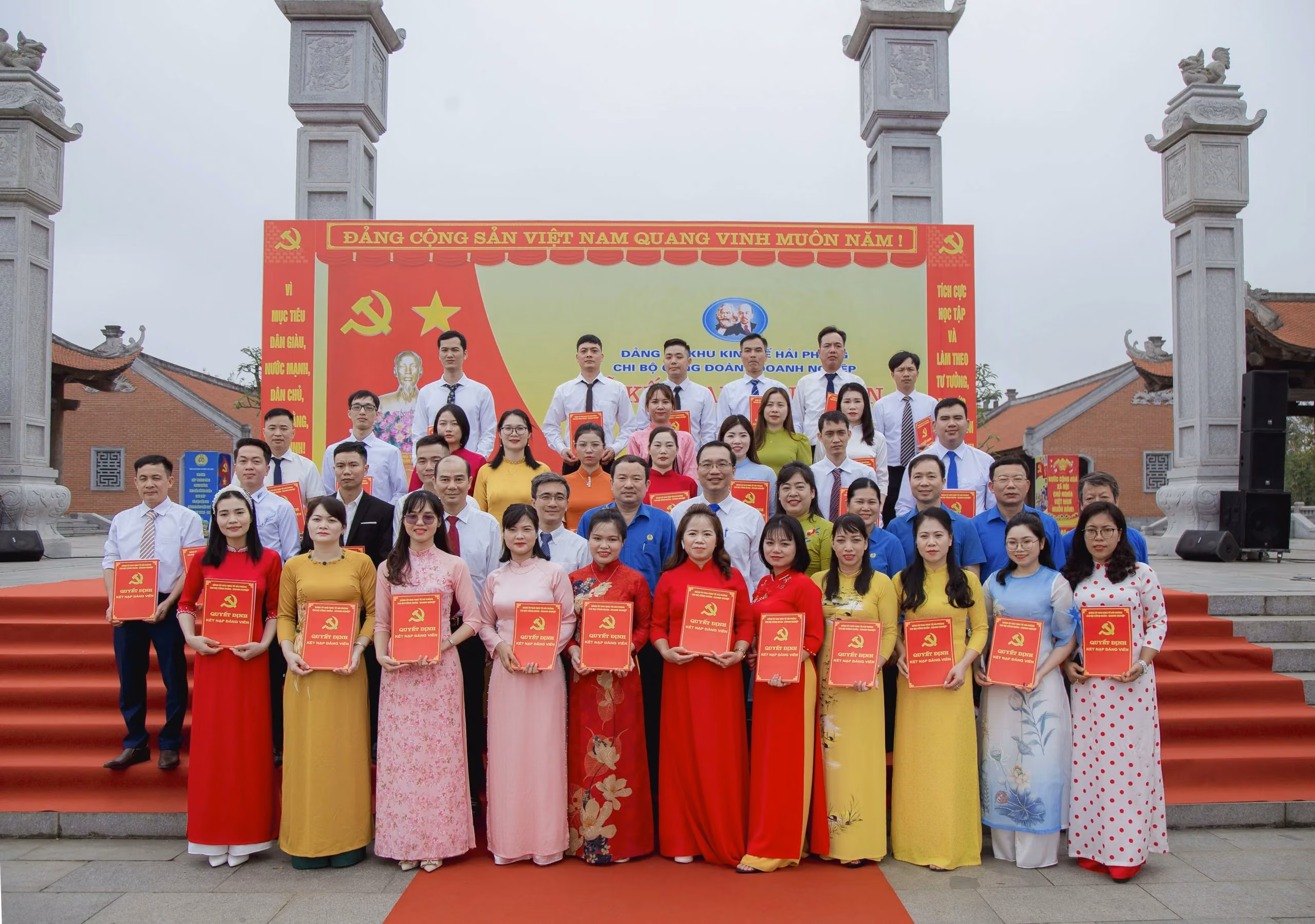 Lễ kết nạp đảng viên cho cán bộ công đoàn, công nhân lao động ưu tú tại các doanh nghiệp chưa có chi bộ trong khu kinh tế, khu công nghiệp trên địa bàn thành phố Hải Phòng