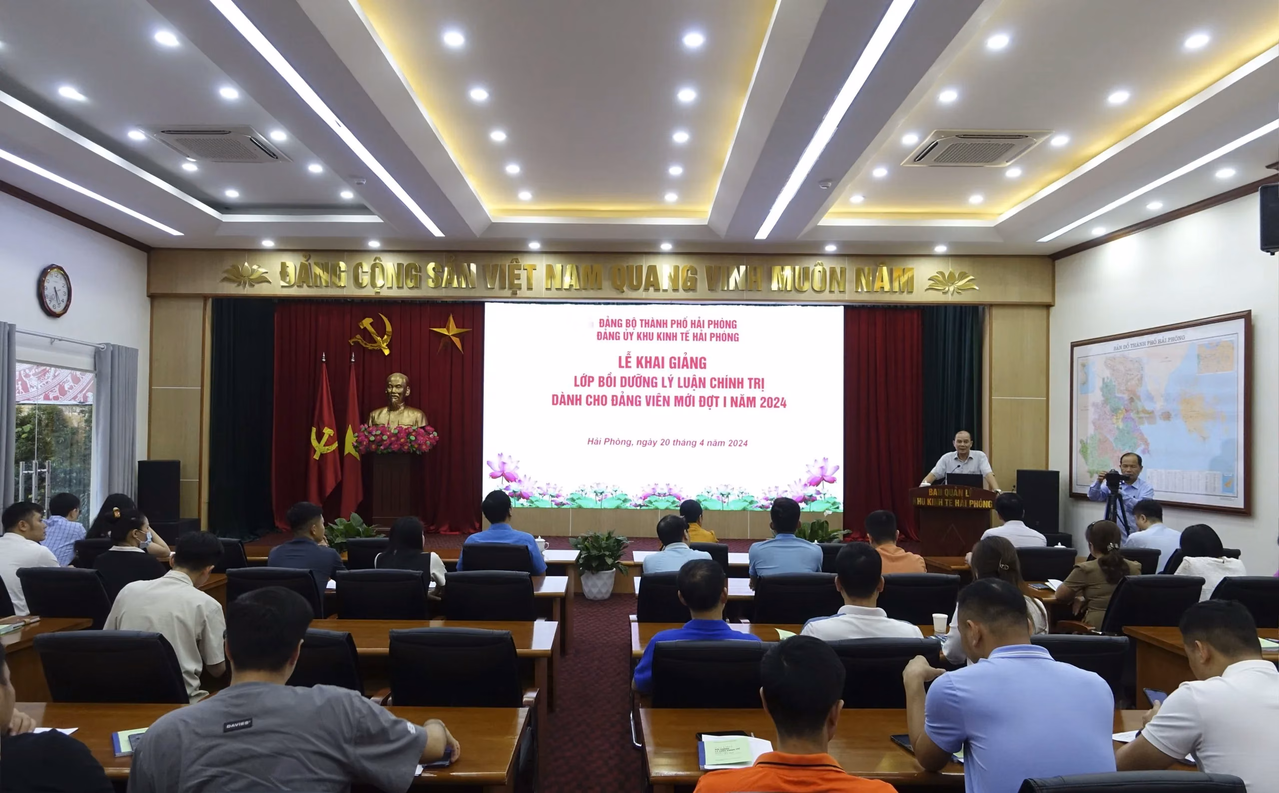 Đảng ủy Khu kinh tế Hải Phòng khai giảng Lớp bồi dưỡng lý luận chính trị dành cho đảng viên mới đợt I năm 2024