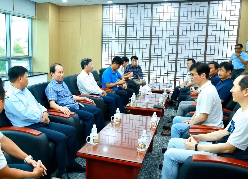 Đồng chí Bí thư Thành uỷ Lê Tiến Châu thăm, động viên một số doanh nghiệp trong KCN, KKT
