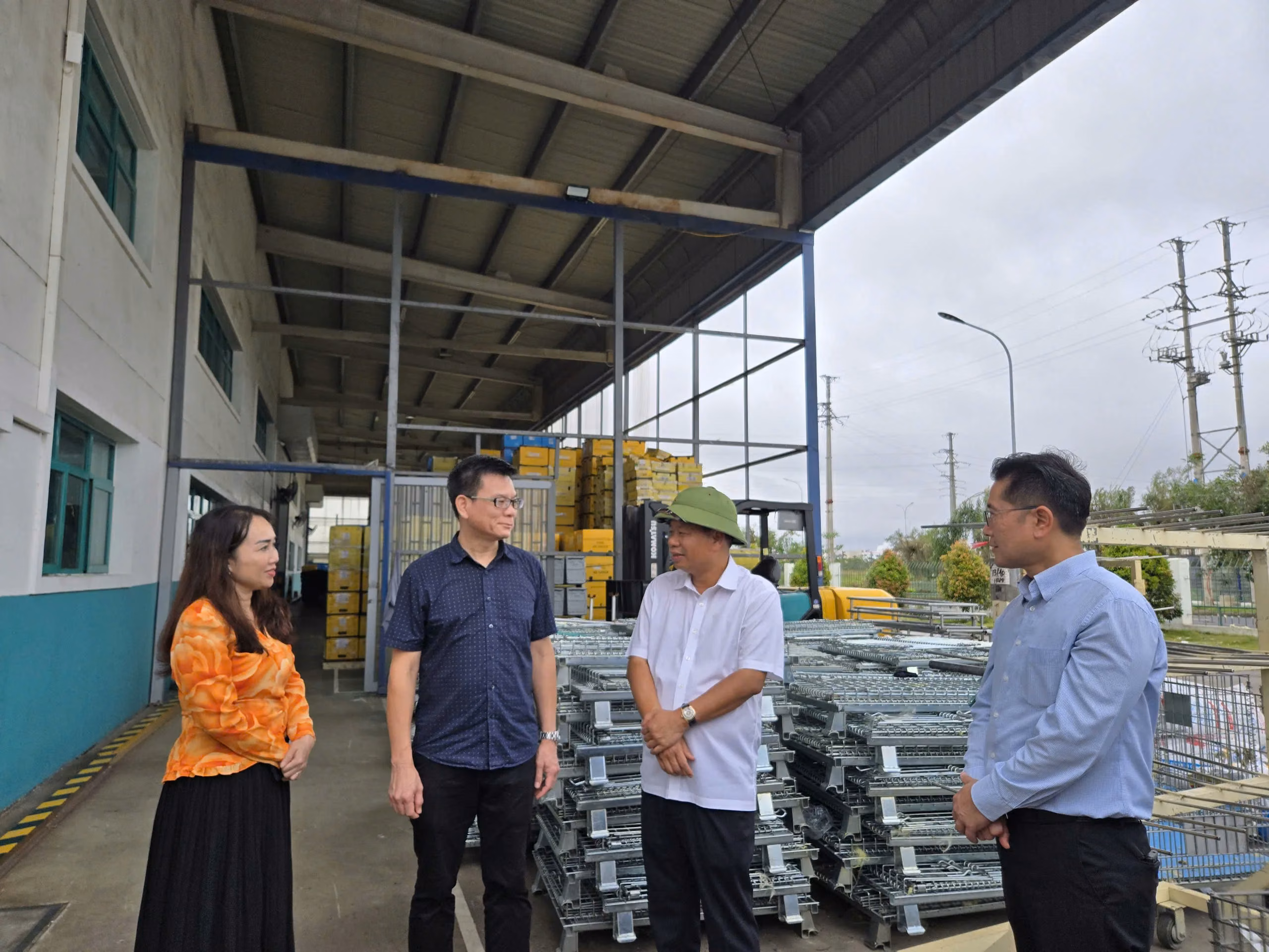 Đồng chí Lê Trung Kiên – Trưởng ban Ban Quản lý KKT Hải Phòng thăm, kiểm tra các doanh nghiệp KCN VSIP và KCN Nam Cầu Kiền khắc phục hậu quả bão Yagi