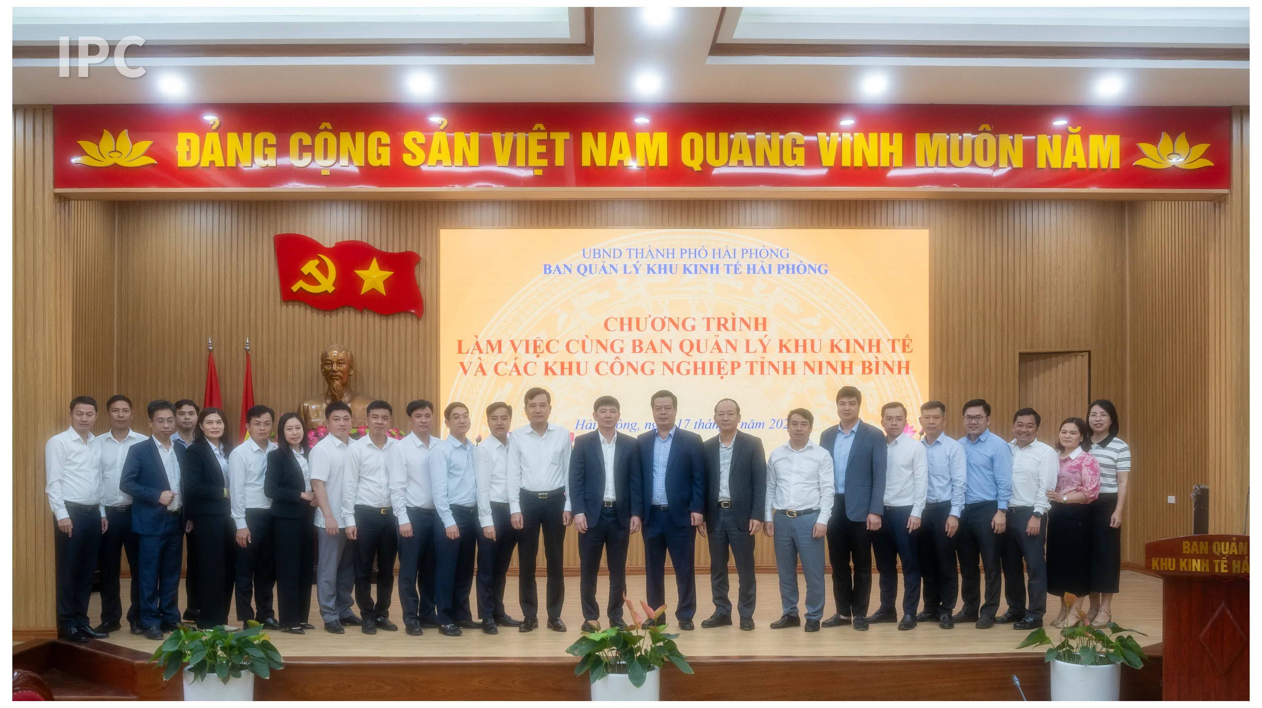 Ban Quản lý Khu kinh tế Hải Phòng và Đoàn công tác Ninh Bình chụp ảnh lưu niệm