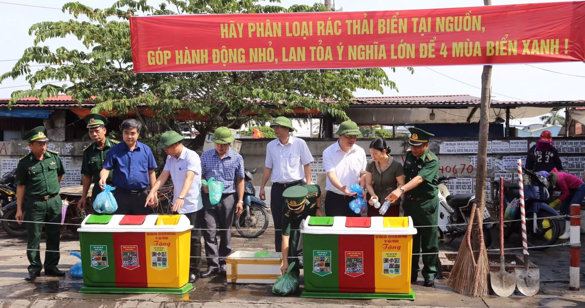 Nong-dan-ngu-dan-thanh-pho-tham-gia-bao-ve-moi-truong-bien-46749