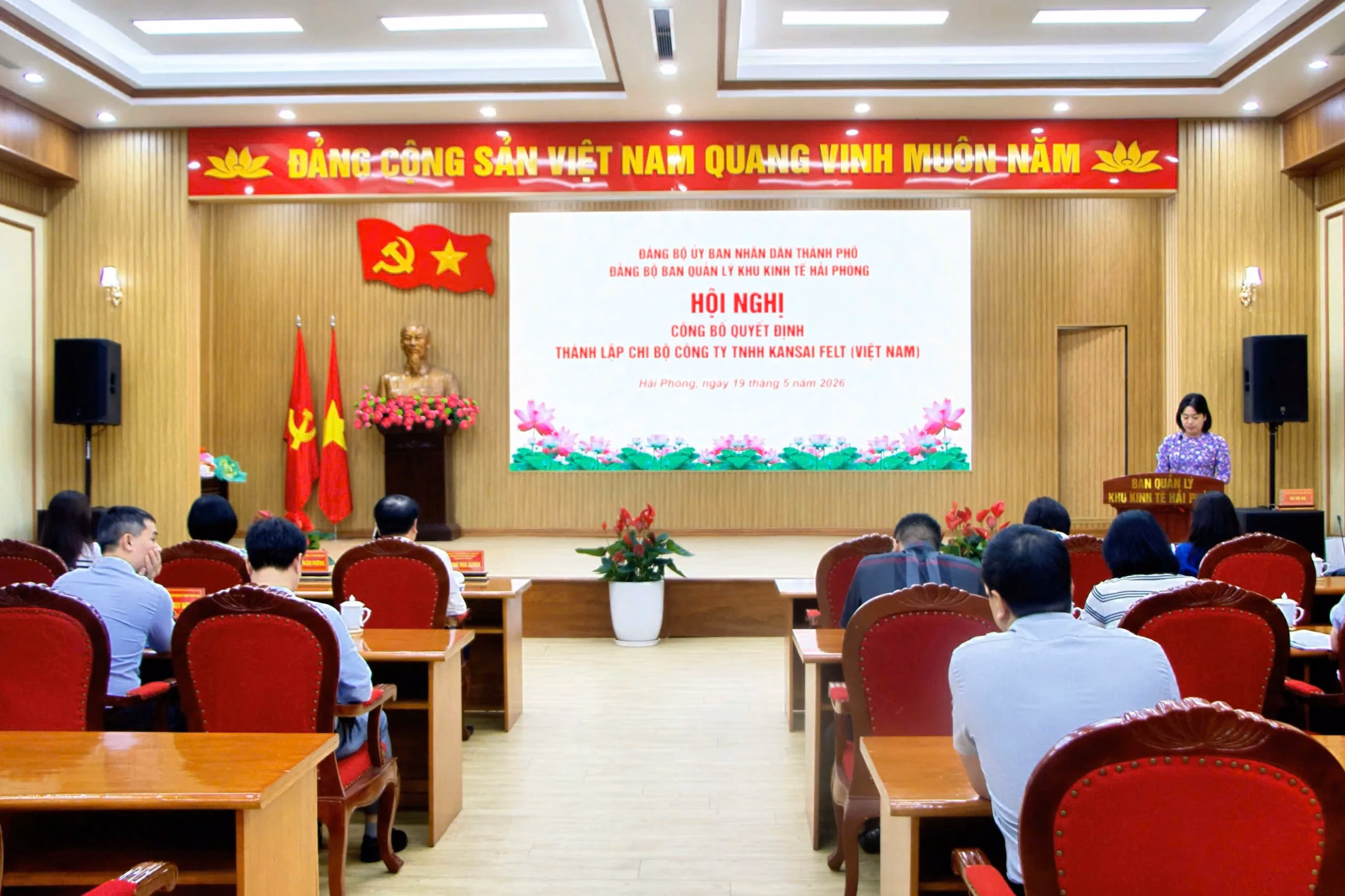 ĐẢNG ỦY BAN QUẢN LÝ KHU KINH TẾ HẢI&nbsp;PHÒNG TĂNG CƯỜNG XÂY DỰNG TỔ CHỨC ĐẢNG TRONG DOANH NGHIỆP, TẠO ĐỘNG LỰC PHÁT TRIỂN BỀN VỮNG KHU CÔNG NGHIỆP, KHU KINH TẾ