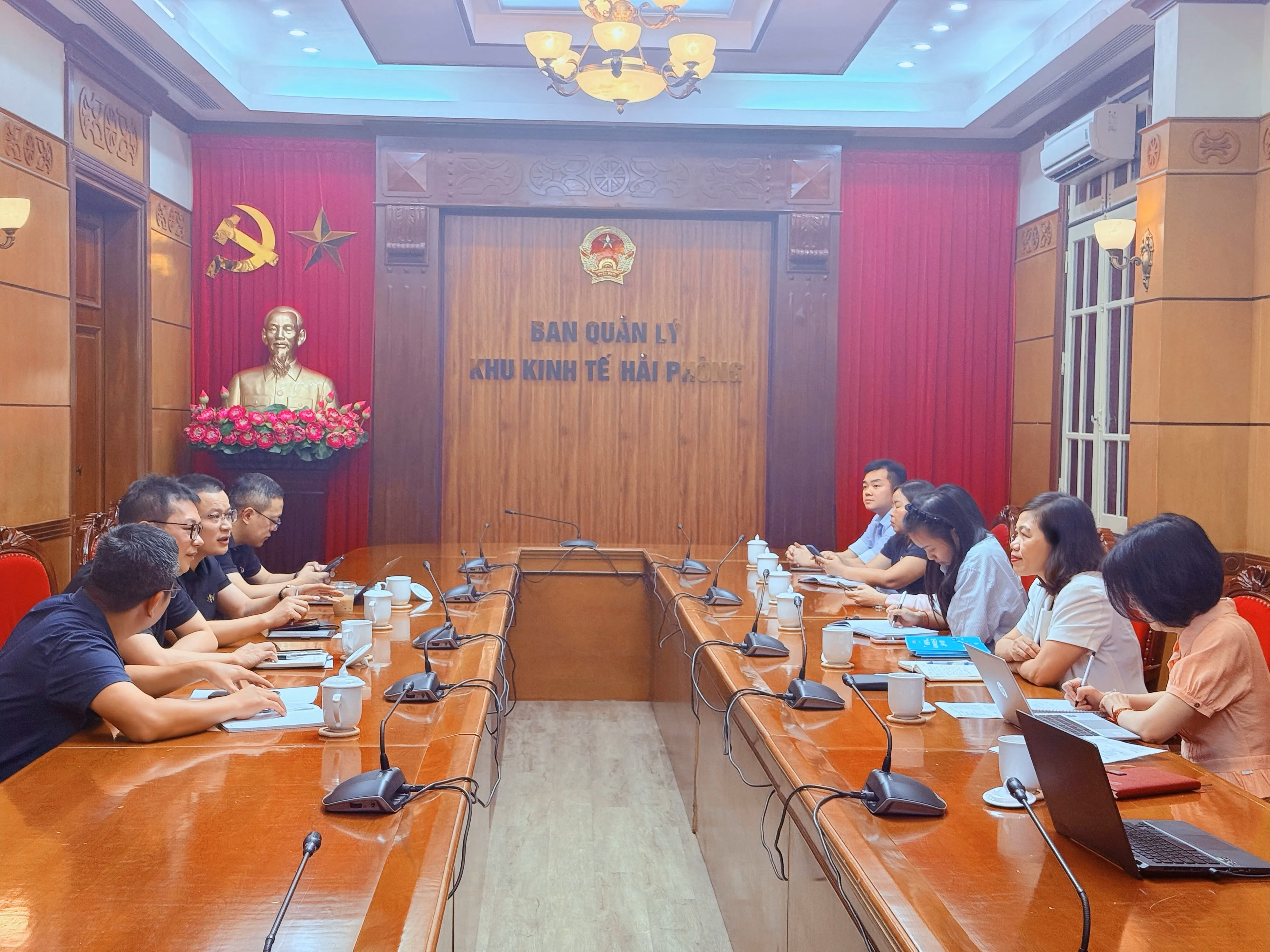 BAN QUẢN LÝ KHU KINH TẾ HẢI&nbsp;PHÒNG TIẾP VÀ LÀM VIỆC VỚI CÔNG TY JINTIAN
